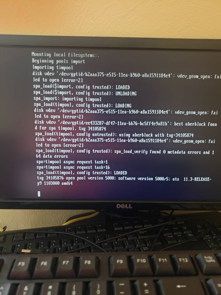 FreeNAS Stuck during bootup.jpg