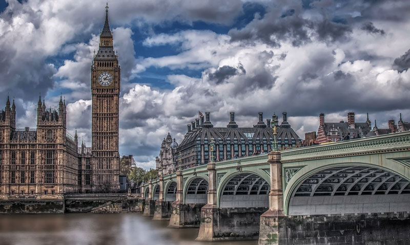 London views Big Ben at London